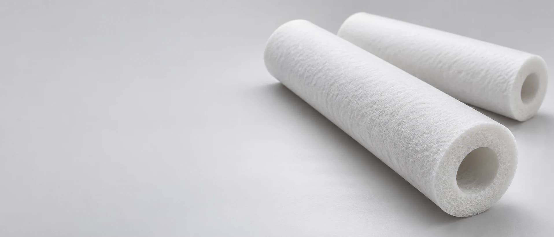 White melt-blown cartridges with a fibrous outer surface