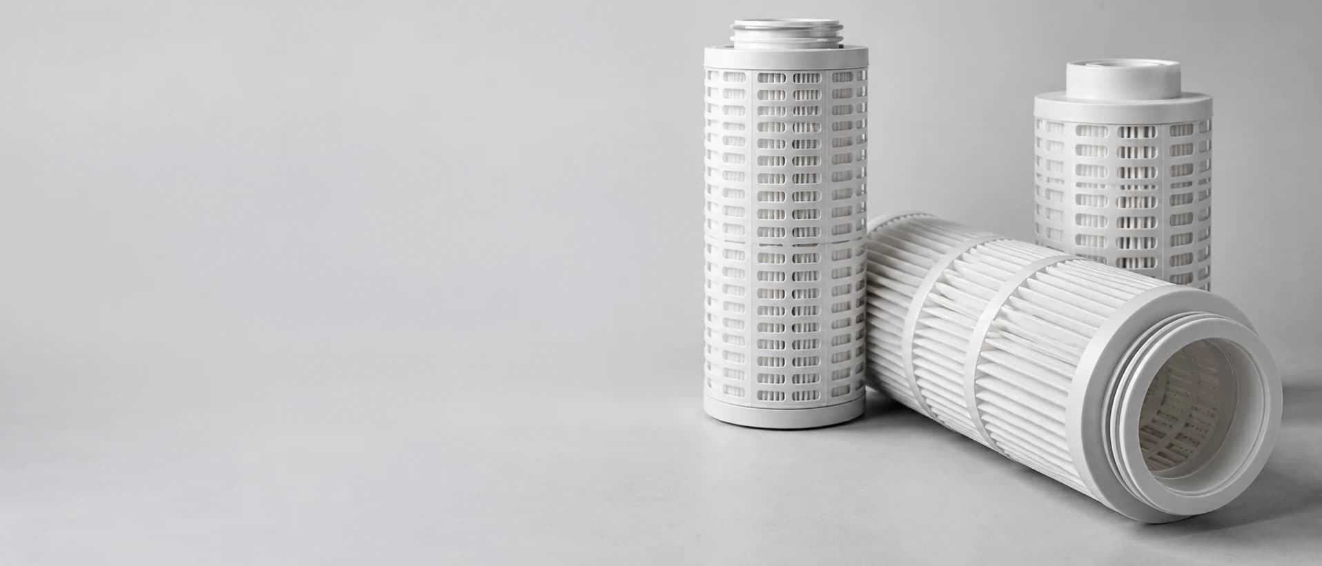Pleated filter cartridges with different outer support structures