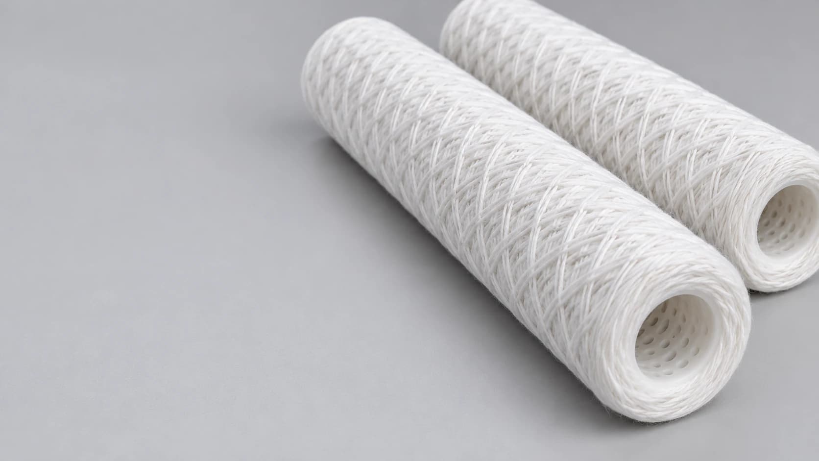 String-wound filter cartridges showing the crossing yarn structure